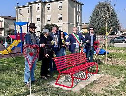 Panchina rossa inaugurata in piazza: un simbolo contro la violenza sulle donne