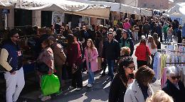 Ambulanti in centro, il mercato di Forte dei Marmi fa il pieno