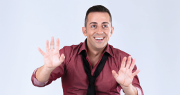 Tante belle cose: viaggio nel tempo, risate e musica con Francesco Cicchella