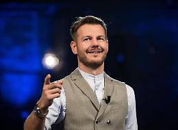 L&rsquo;uomo &egrave; pigro, viva l&rsquo;IA: Cattelan, via i sassolini dalle scarpe