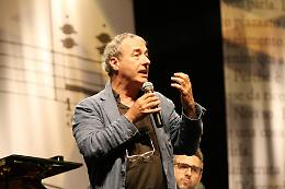 Con Riondino la poesia in ferriera