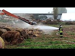 VIDEO Incendio di rotoballe domato dai vigili del fuoco