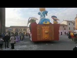 VIDEO Il carnevale di Pescarolo: sfilano i carri tra musica, balli e stelle filanti