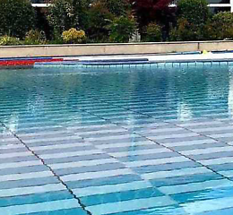 Acqua «salata», docce a pagamento in piscina