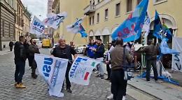Agenti di polizia penitenziaria, la protesta davanti alla Prefettura