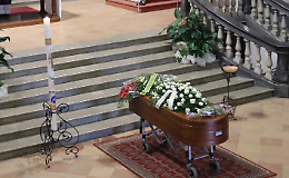 Lacrime per l’addio al «dottorone» Camaiora