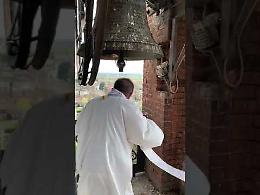 VIDEO Coronavirus, don Lorenzo Roncali benedice Crema dal campanile di San Bernardino