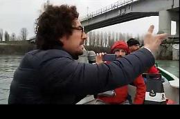 La denuncia di Toninelli (M5S) in barca sotto il ponte