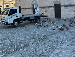 Decine di palloni 'd'epoca' trovati sul tetto della chiesa