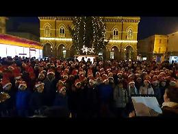 VIDEO Canti natalizi sotto l'albero in piazza con gli alunni dell'istituto Marconi 