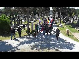 Saluti romani alla commemorazione al cimitero