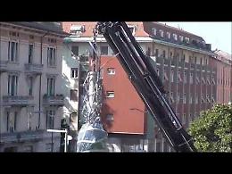 La posa del 'super violino' nel piazzale della stazione