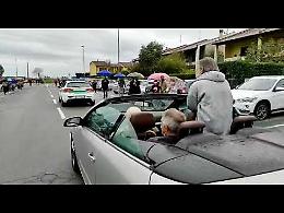 VIDEO Padre Gigi in mezzo alla folla