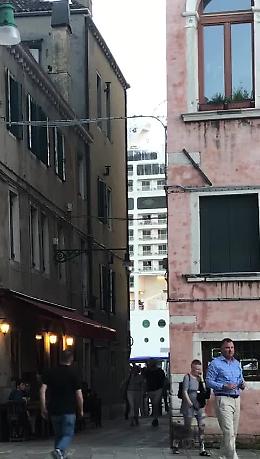 VIDEO  Il passaggio di una nave da crociera filmato da un passeggero della motonave partita da Cremona