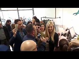 La Panicucci all'inaugurazione di Let’s Bubble: «Amo i cremaschi»