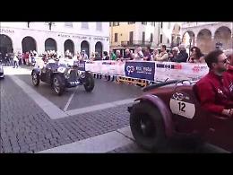 VIDEO Il passaggio della Mille Miglia in piazza del Comune