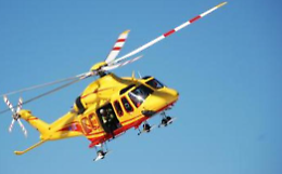 Investito da un'auto, elisoccorso per un 26enne