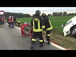 L'autocisterna finita fuori strada e le operazioni di soccorso dei vigili del fuoco
