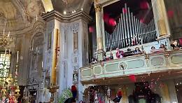 Il lancio dei petali di rosa con monsignor Georg Gänswein