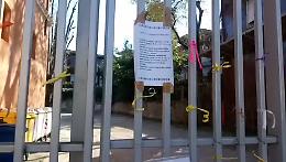 VIDEO La protesta: nastri colorati sulle cancellate delle scuole