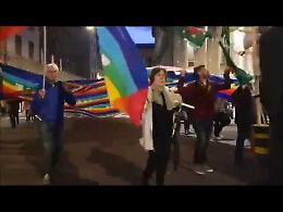 VIDEO Cremona si mobilita per il curdi, flash mob e presidio sotto il Torrazzo