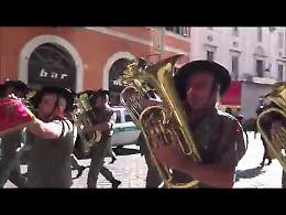 VIDEO Le fanfare di Alpini e Bersaglieri sfilano insieme nel centro di Cremona