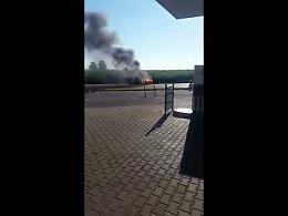 Terribile schianto: l'auto prende fuoco