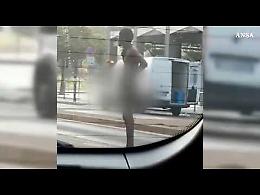 VIDEO Nudo fa jogging tra le macchine a Milano