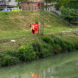 Anziano pescatore scivola nel Chiavenna, i Cc lo salvano