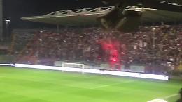 VIDEO Cremonese-Ascoli: Castrovilli arriva in tribuna mentre sale altissimo il tifo della curva grigiorossa