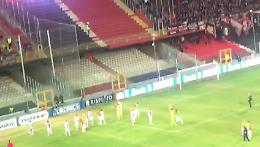 VIDEO Giocatori della Cremonese festeggiano con i tifosi a Foggia