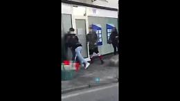 La strada come un ring: scoppio di violenza tra ragazzini