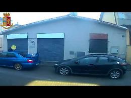 VIDEO Danneggia auto in sosta, denunciato