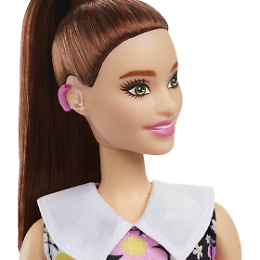 Inclusione, arriva Barbie con l'apparecchio acustico