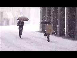 Neve copiosa in città, tra disagi e rischi