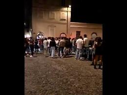 VIDEO Covid Fase 2, la movida a Crema in piazza Trento & Trieste venerdì 22 maggio alle 23.45