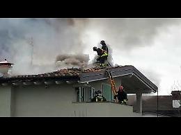 VIDEO L'incendio del tetto di una villetta, vigili del fuoco impegnati