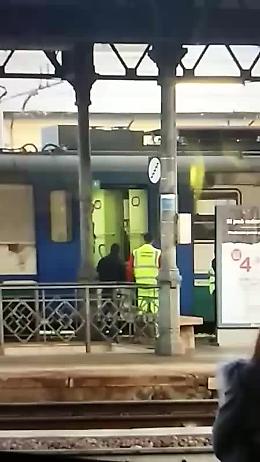 Diverbio alla stazione e passeggero lasciato a terra
