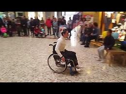 VIDEO L'esibizione della campionessa di danza paralimpica Chiara Pedroni in Galleria XXV Aprile