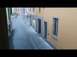 VIDEO Grandinata a Crema, imbiancata via Cavour