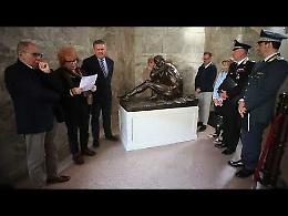 VIDEO Via i veli dalla scultura donata dalla famiglia Ferraroni e collocata nel palazzo della Provincia