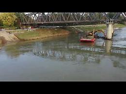 VIDEO La ripresa dal drone della rimozione della catasta dal pilone del ponte sul Po