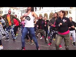 VIDEO Zumba, flash mob in piazza del Comune con Hermann Melo