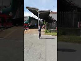 VIDEO 2 Passaggio a livello della stazione Ponte Adda, una sbarra rimane alzata