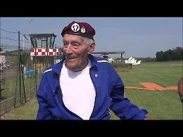 VIDEO Il lancio col paracadute del 98enne Giuseppe Degrada