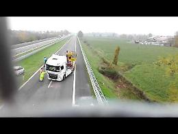 Il video del recupero di uno dei Tir in A21