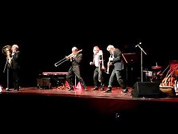Gli ottoni della Banda Osiris suonano l'hard rock