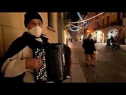 VIDEO Le note di Bianco Natale risuonano nel centro di Cremona