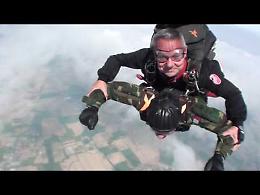 VIDEO. Il lancio col paracadute del 96enne Giuseppe De Grada
