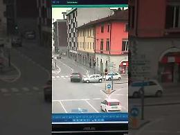 VIDEO Le immagini dell'incidente stradale in piazza Libertà-via Dante